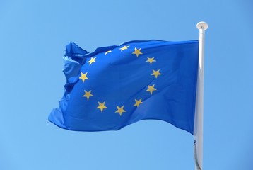 Drapeau européen dans le ciel bleu