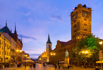 Naklejka premium Torun Town Hall and statue of Copernicus in evening