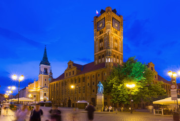 Fototapeta na wymiar Torun Town Hall and statue of Copernicus in evening