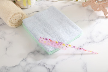 清潔なタオルと櫛