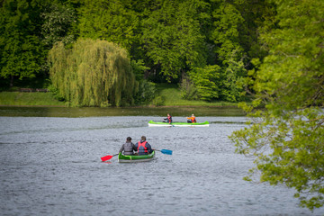 Fototapeta na wymiar Menschen, Sportler aktiv im Kanu auf einem See