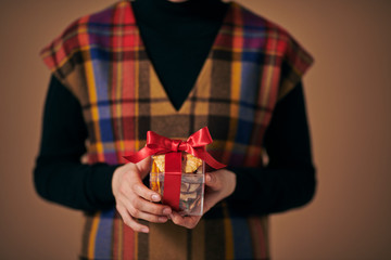 プレゼントを渡す若い女性