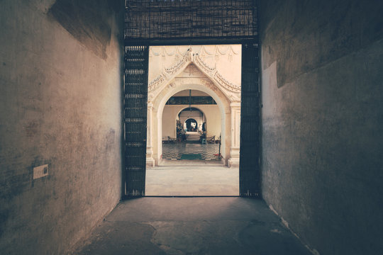 empty concrete room during daytime