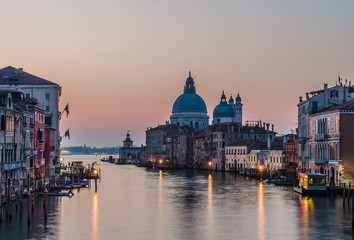 Fototapeta na wymiar Canal Grande mit Santa Maria della Salute am Morgen