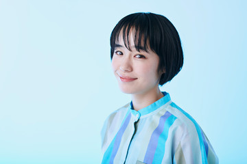 青いワンピースを着た若い女性