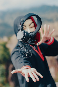 palm catching headphones