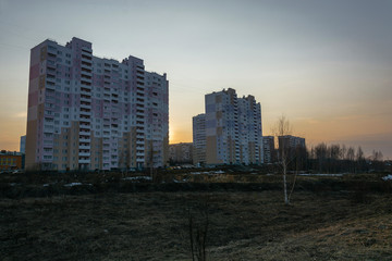 Obraz premium Spring city landscape in the rays of the setting sun in the city of Ivanovo.