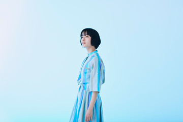 青いワンピースを着た若い女性