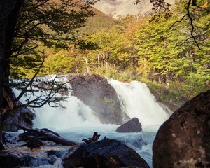 Waterfall split by large rock near Mirador de Glaciares 