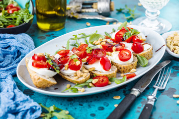 Bruschetta mit Kirschtomate und Mozzarella