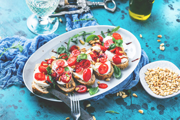 Bruschetta mit Kirschtomate und Mozzarella
