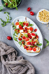 Bruschetta mit Kirschtomate und Mozzarella