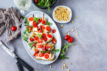 Bruschetta mit Kirschtomate und Mozzarella