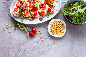 Bruschetta mit Kirschtomate und Mozzarella