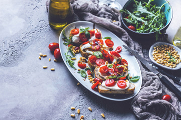 Bruschetta mit Kirschtomate und Mozzarella