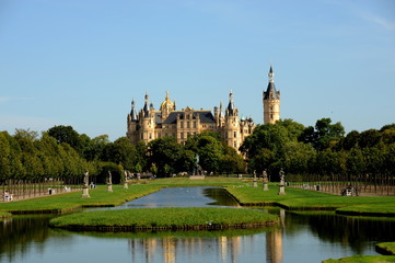 Fototapeta na wymiar Schweriner Schloss mit Schlossgarten