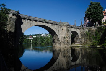 Fototapeta na wymiar Reflexo de ponte na água do rio na cidade de Amarante no norte de Portugal