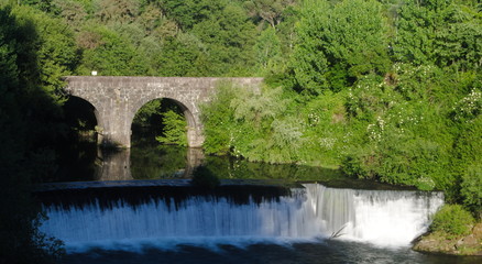 Fototapeta na wymiar Ponte de um rio com queda de água no norte de portugal