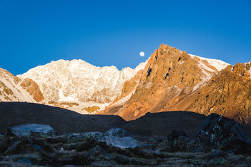 Fototapeta premium montaña y luna
