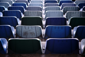 Die Rückansicht auf die Lehnen und Sitzplätze von Sitzreihen in einem Stadion...