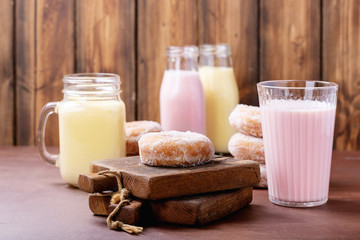 Sugar donuts served with milkshakes