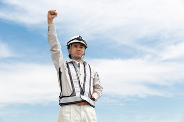 施工管理の新人男性　青空背景