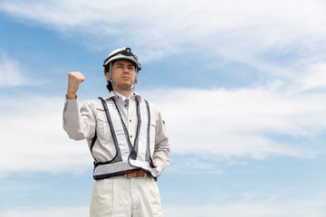 施工管理の新人男性　青空背景