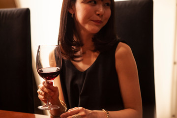 バーでワインを飲む女性