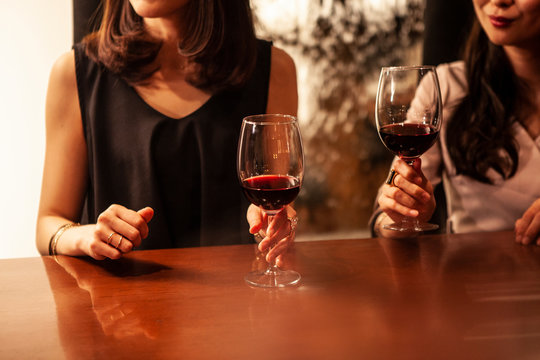 バーで楽しくワインを飲む女性たち
