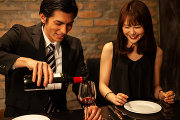 ディナーを楽しむカップル