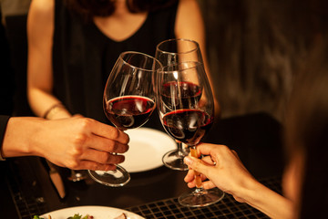 赤ワインで乾杯をする男女