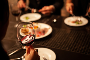 オシャレなレストランでの食事会