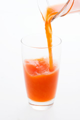 グラスに注ぐ野菜ジュース