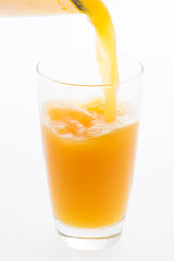 グラスに注ぐオレンジジュース