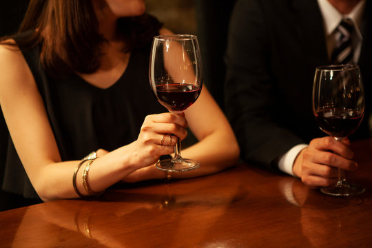 ワイングラスと女性の手元 © Monet