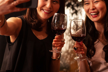 おしゃれなバーでの女子会