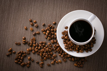 ホットコーヒーとコーヒー豆