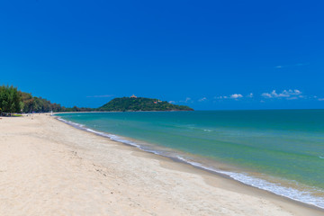 Fototapeta na wymiar Tropical beach paradise And the blue sky in Thailand