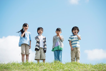 草原で叫ぶ小学生