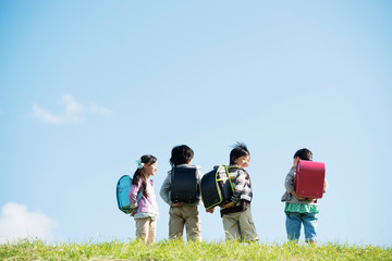 草原に並ぶ小学生の後姿
