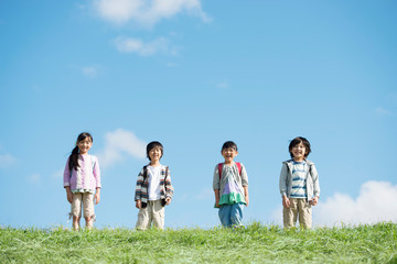 Obraz premium 草原で微笑む小学生