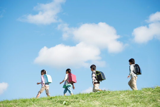 草原を歩く小学生
