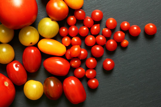 Ansicht von oben auf rote, gelbe, orangefarbene, gro&szlig;e, mittelgro&szlig;e und kleine Tomaten