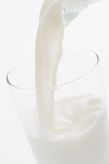 グラスに注ぐ牛乳