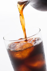 グラスに注ぐアイスコーヒー