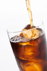 グラスに注ぐアイスコーヒー