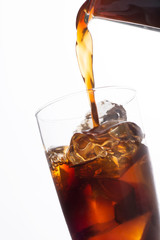 グラスに注ぐアイスコーヒー