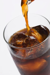 グラスに注ぐアイスコーヒー