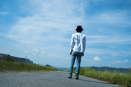 男性 後ろ姿 青空 Stock Photo Adobe Stock