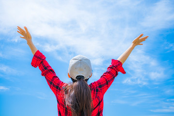 バンザイ・女性・青空